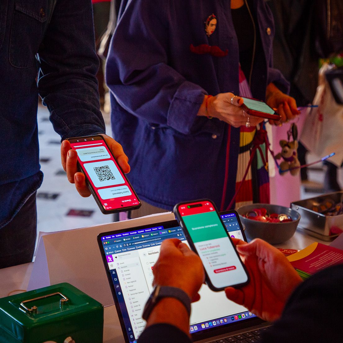 /cmsuna volontaria Urka scansiona il qr code di un partecipante