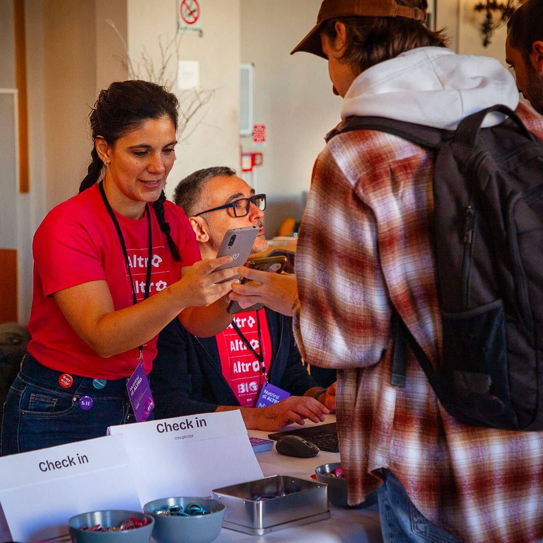 /cmsuna volontaria Urka scansiona il qr code di un partecipante