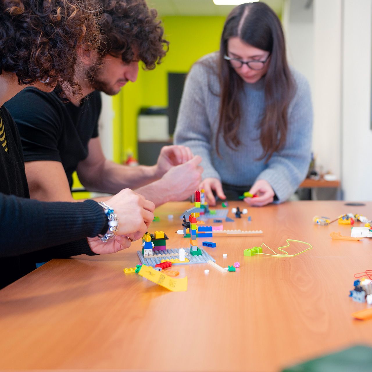 Il team di Dot Next durante una sessione di workshop Lego Serious Play