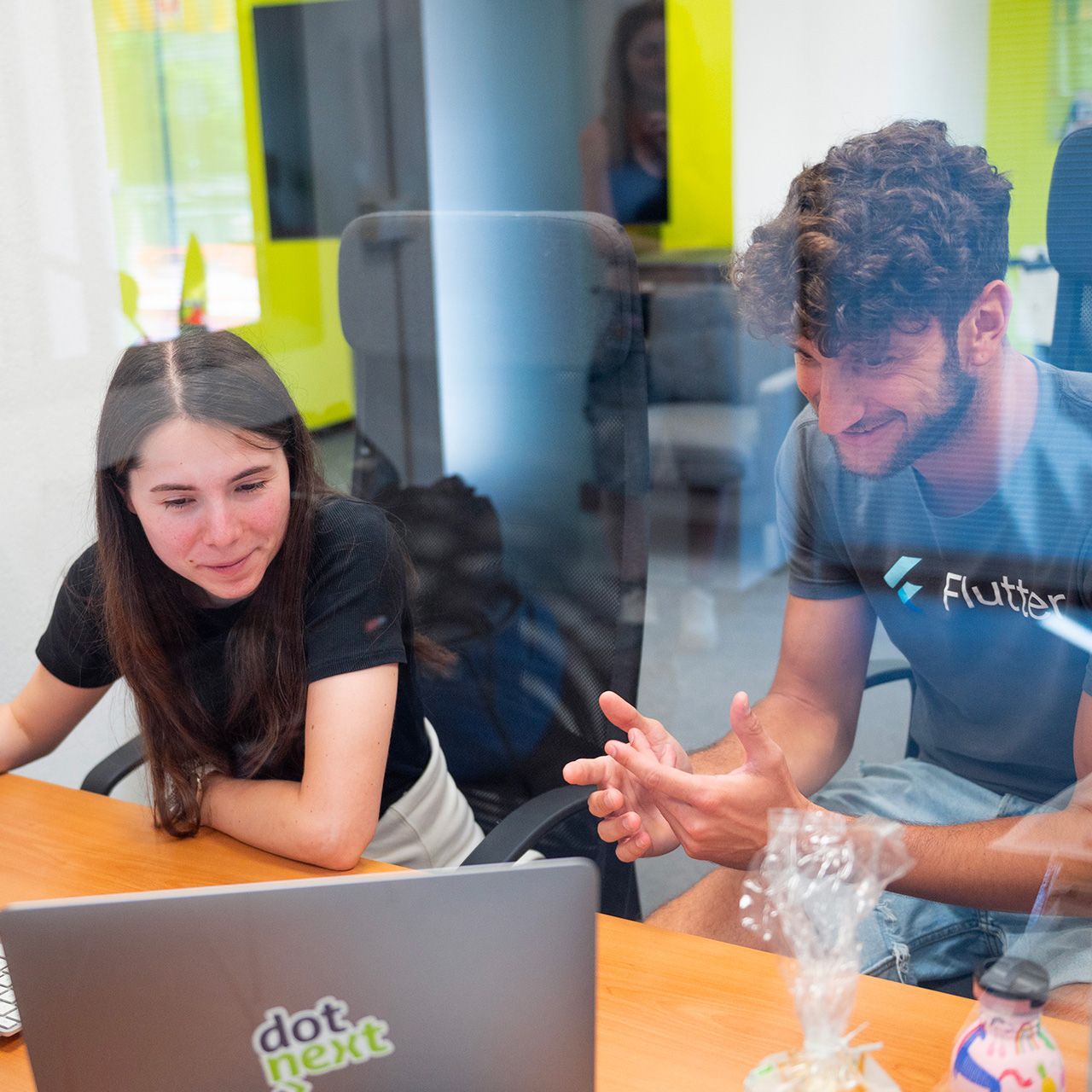 Il team di Dot Next al lavoro davanti al PC